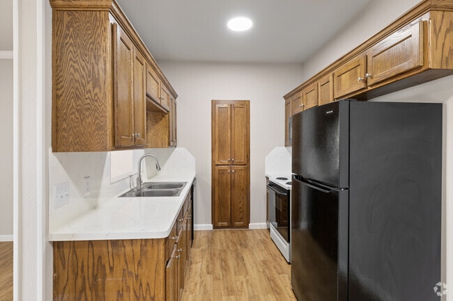2BR, 2BA - 810SF - Kitchen