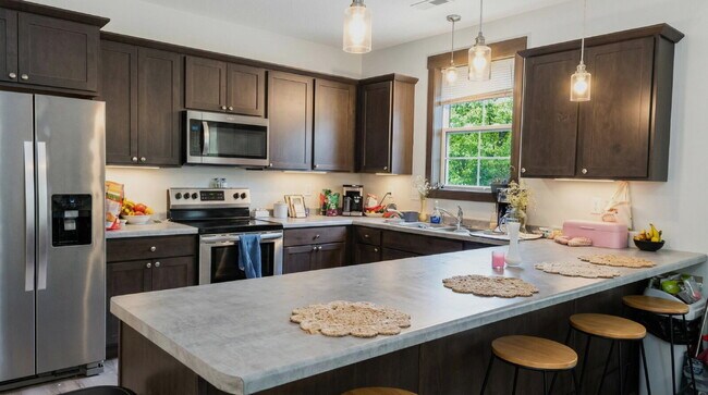 5 Bed 3 Bath close to UWEC, bike trails, Carson Park, and The Sonnentag!