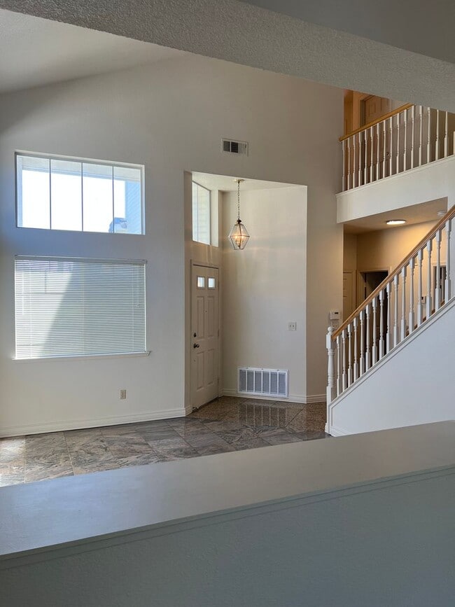 Photo - LOVELY 4 BEDROOM HOME IN LAGUNA CREEK!