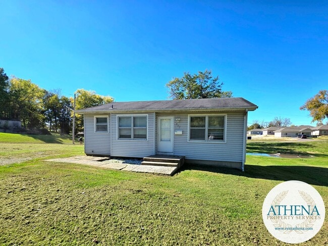 Building Photo - 2 Bedroom / 1 Bath House with Yard & W/D H...