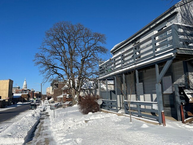 Building Photo - 233 S 4th St Unit Apt A