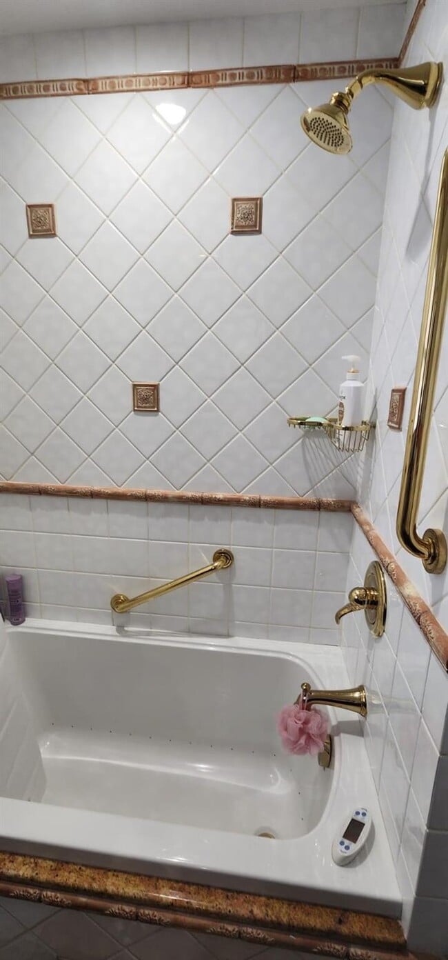 Photo - 218 Juniper Cir S