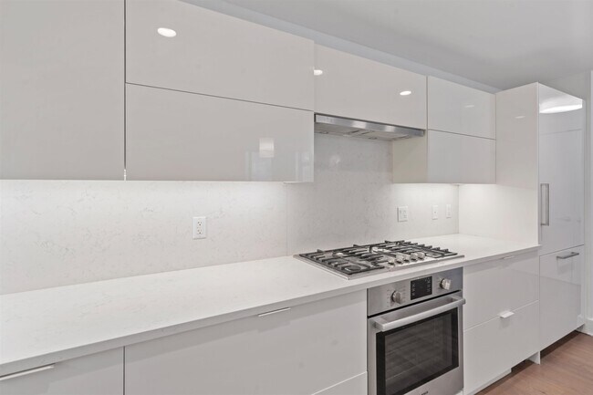 Photo - 9 Ave at Port Imperial Unidad 920