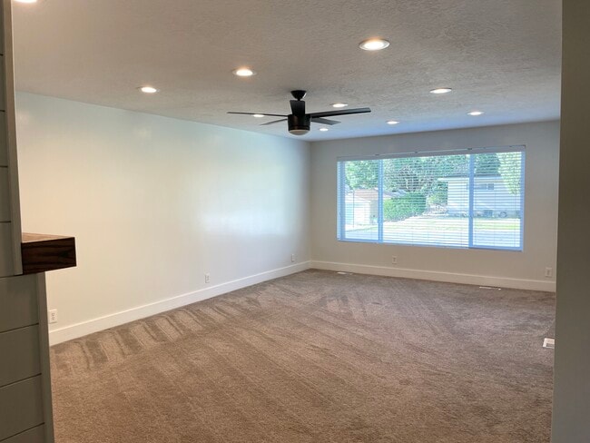 Photo - 332 E 8400 S