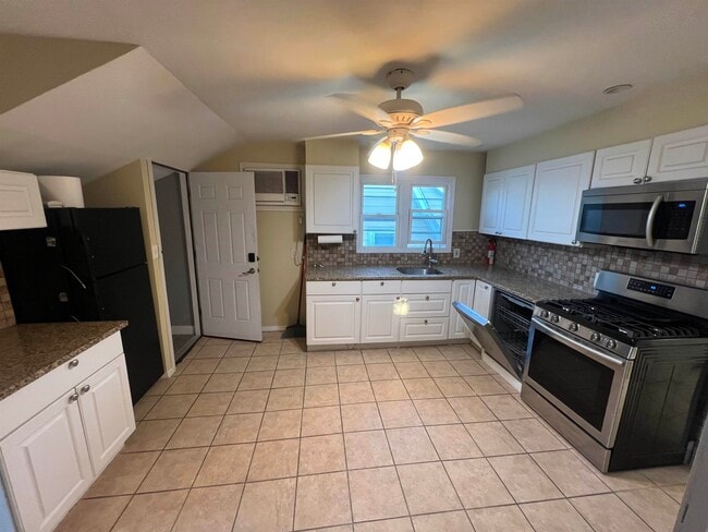 Photo - 195 MERSELIS Ave Unit 2