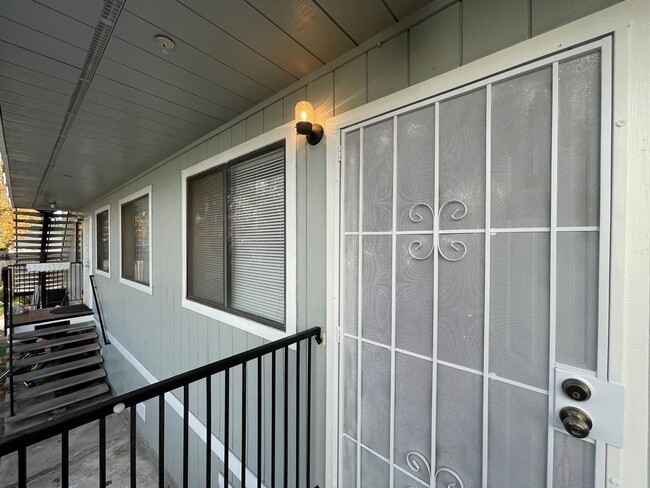 Building Photo - Nice and clean 3 beds 2 baths located in c... Unit Apt 2