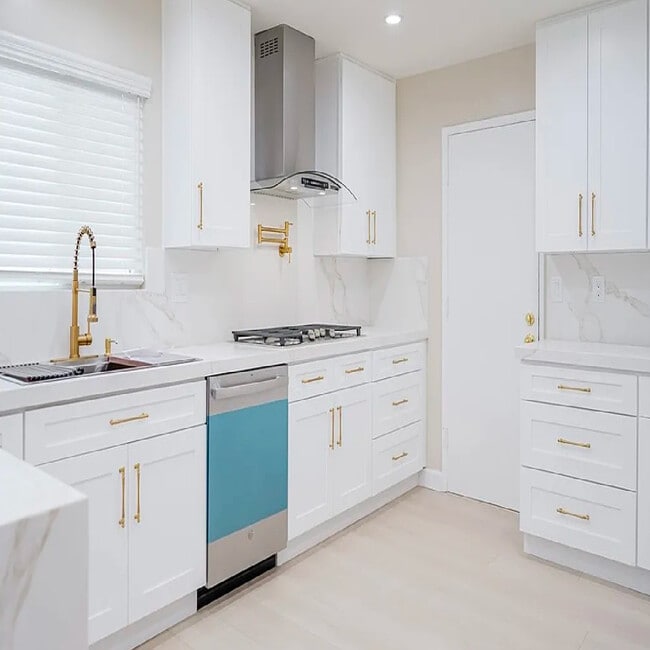 Photo - 16840 Superior St