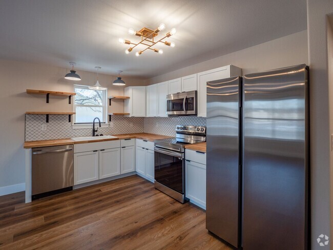 Building Photo - O Ave Upper &amp; Lower Unit Gateway to River Lower Rental