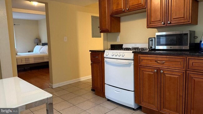Building Photo - 16 Linden Ln Unit 2B Rental