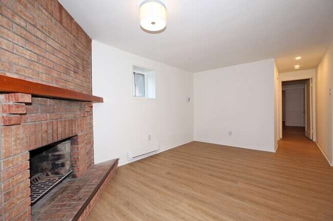 Photo - High Park- SPACIOUS Renovated 2/3 Bdr or Den /1Bath $3290/mth incl. Utilities Unit 4