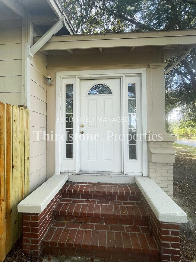 Photo - 920 Alderside St