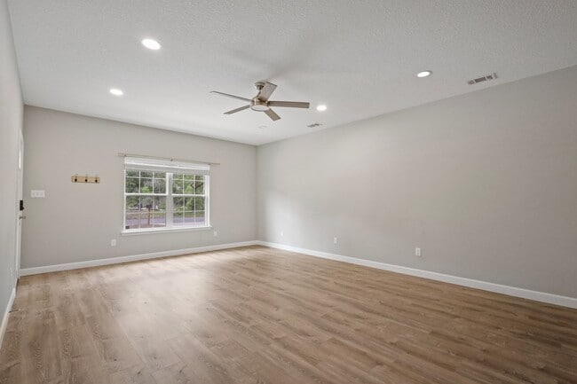 Building Photo - 2 Bed / 1 Bath Duplex for Rent – $1,350/Month