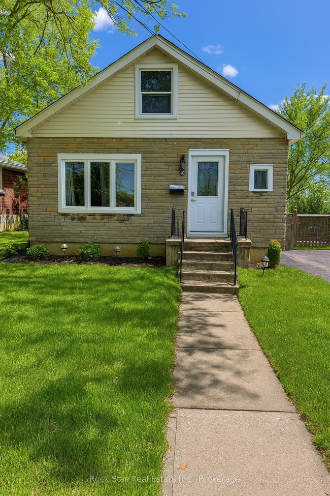 Building Photo - 30 W 1st St