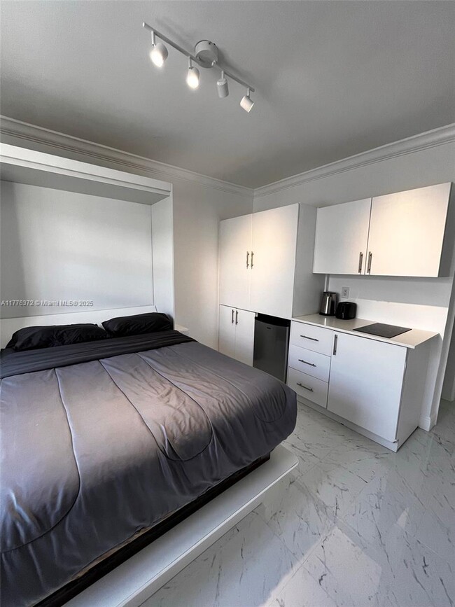 Building Photo - 1455 Michigan Ave Unit 15 Rental