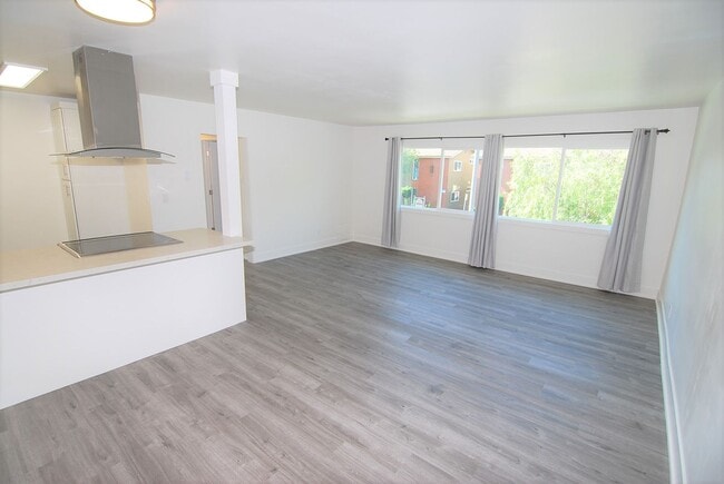 Building Photo - 2425 E 5th St Unit JG - 5th St #7 Rental