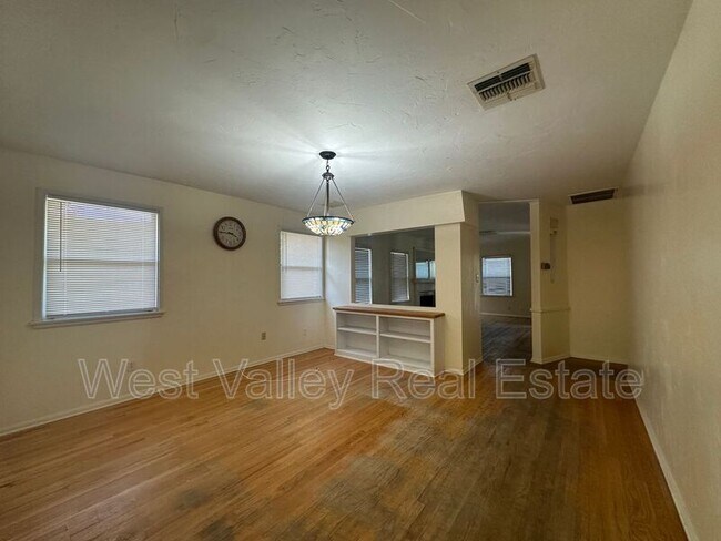 Photo - 115 E Lucard St