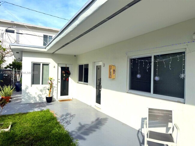 Building Photo - 3071 SW 27th Ln Unit 3