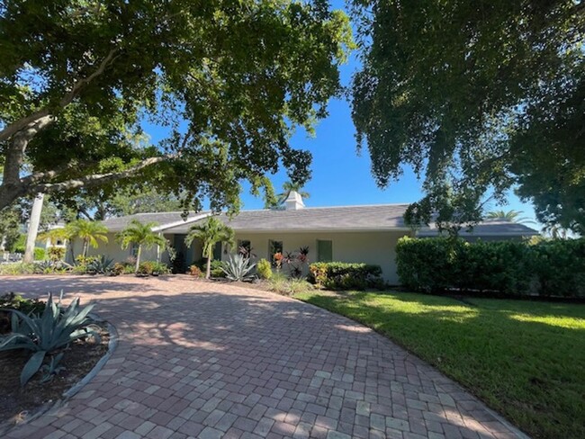 Building Photo - Seasonal 4-bedroom 4-bathroom waterfront h... Rental