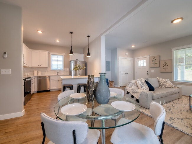 Cottage Lane: 3-bed 2-bath Dining Room/Kitchen
