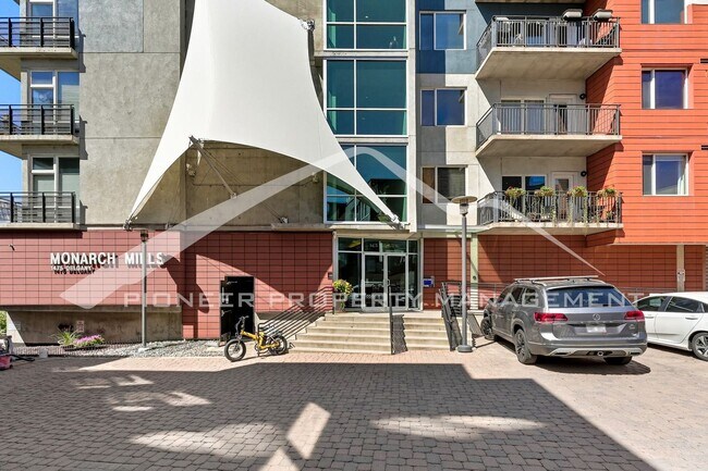 Building Photo - Spacious Condo with Central AC and Mountai... Unit 401