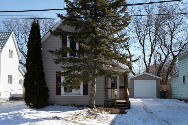 Photo - Spacious 3 Bed / 1 Bath Home in Sault Ste. Marie – $2,099/month + Utilities Unité 1