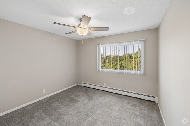 2BR, 1BA - 900SF - Bedroom
