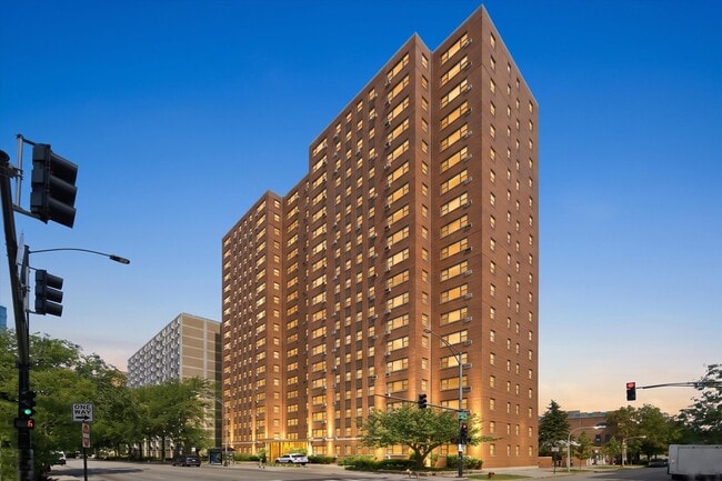 Building Photo - 2909 N Sheridan Rd Unit 1204