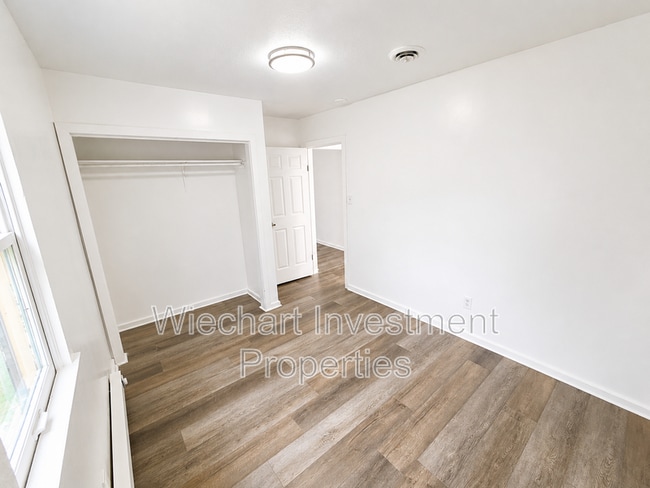 Photo - 933 1/2 W Wayne St