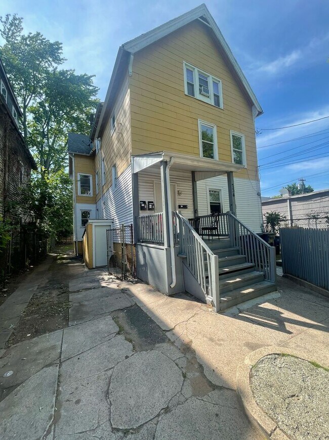 Building Photo - 734 Orchard St Unit 2nd Floor Rental