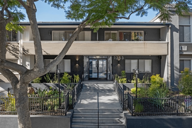 Building Photo - 1253 Havenhurst Drive Rental