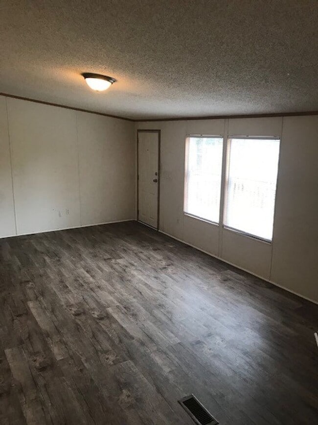 Building Photo - Country Living Close to Town & close to Boone Lake