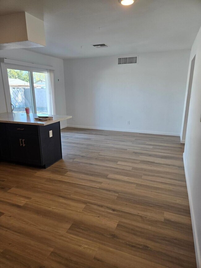 Photo - 620 E Broadway Ln