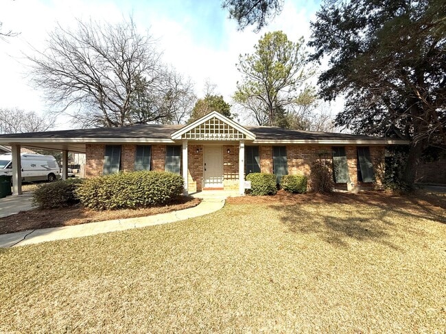 Building Photo - ** 4 Bed 2 Bath located close to Jefferson Davis High ** Call 334-366-9198 for a self showing