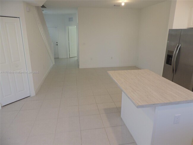 Photo - 829 NE 211th St