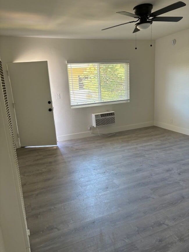 Building Photo - Renovated Studio Apartment for Lease in Va... Unit 220