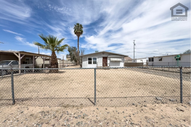 2Bed/1Bath Home in Litchfield Park--Close to Luke Air Force Base--NO HOA! RV PARKING!
