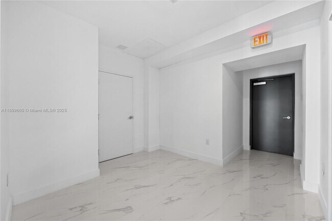 Photo - 700 NE 24th St Unidad PH-5701