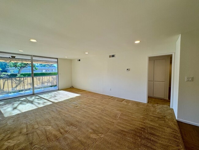 Building Photo - Large 2 bed 2 bath Rental