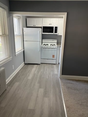 Cocina recién reformada con nueva cocina de gas y microondas. - 4008 Hilton Rd