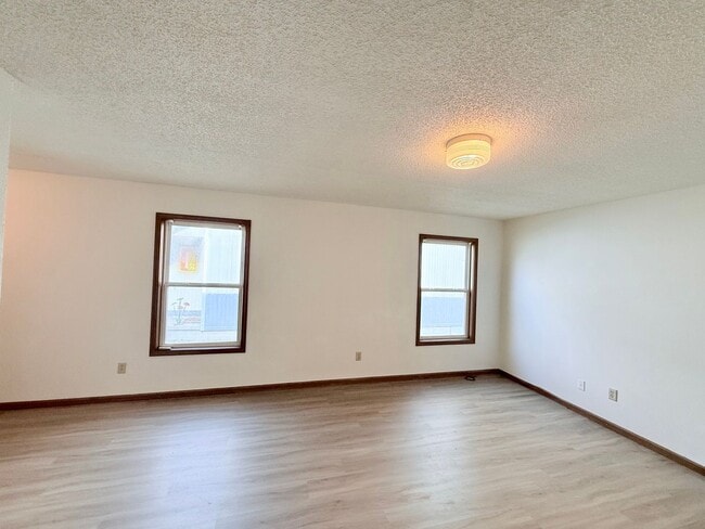 Photo - Great 3 Bed 2 Bath 2 Car Garage Flat Duple...