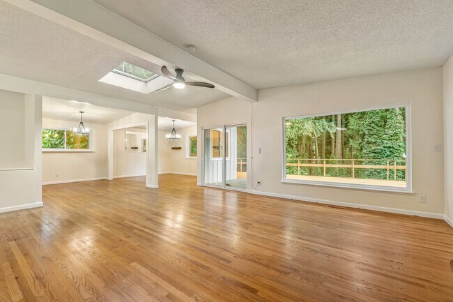 6 Bedroom Home minutes from Saltwater Park... - 6 Bedroom Home minutes from Saltwater Park...