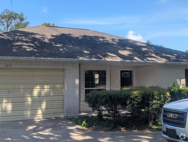 Building Photo - 3 bedroom, 2 bath Rental