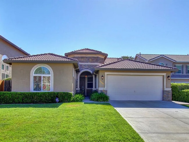 Building Photo - Charming 3 Bedroom 2 Bath Home with bonus ...