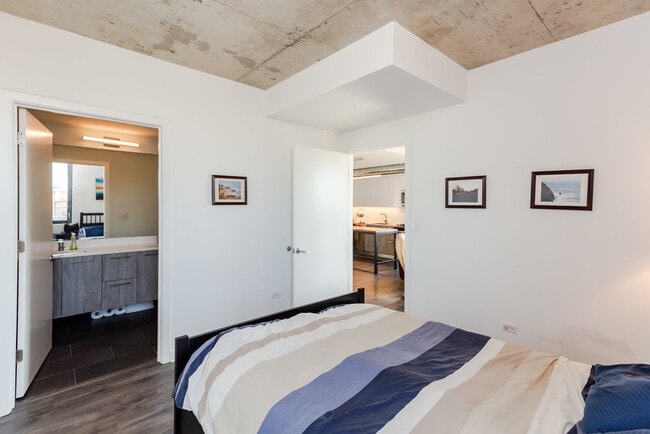 Photo - 1714 W Roscoe St Unit 409