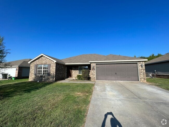 Building Photo - Very nice 4 bed 2 bath home