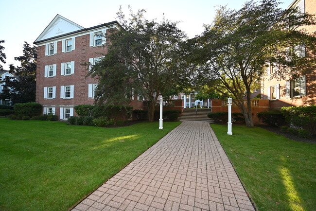 Building Photo - 1402 Hinman Ave Unit 2