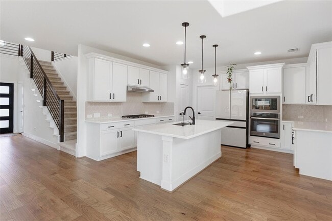 Photo - 300 Hollister Dr