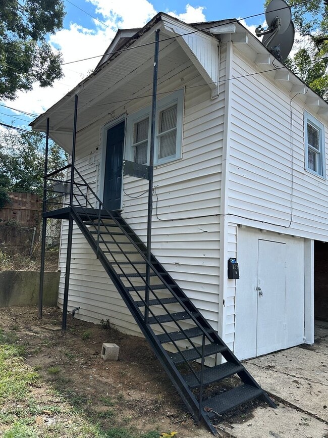 Building Photo - Highland - 1 bed 1 Bath - Freshly Painted Rental