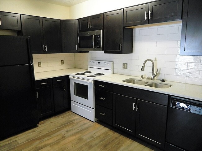 Building Photo - 559 Rainbow Vlg