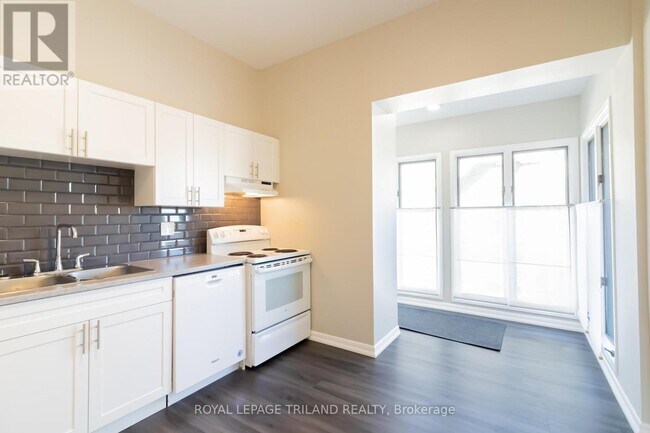 Photo - 613 / Wellington St Unit Upper